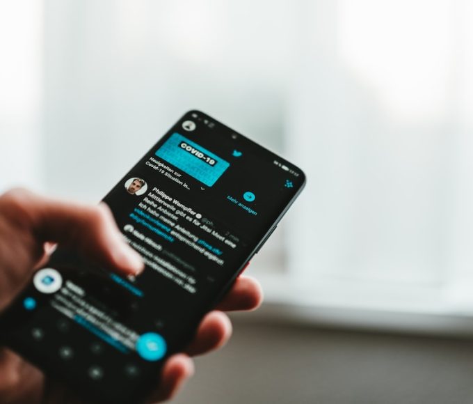 Twitter reverses rule to ban links to other social platforms